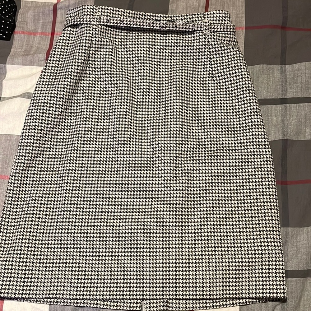 Houndstooth pencil skirt